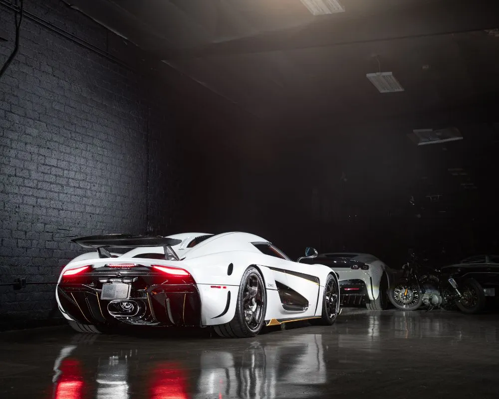 Photo de l'arrière d'une voiture de sport blanche dans un garage