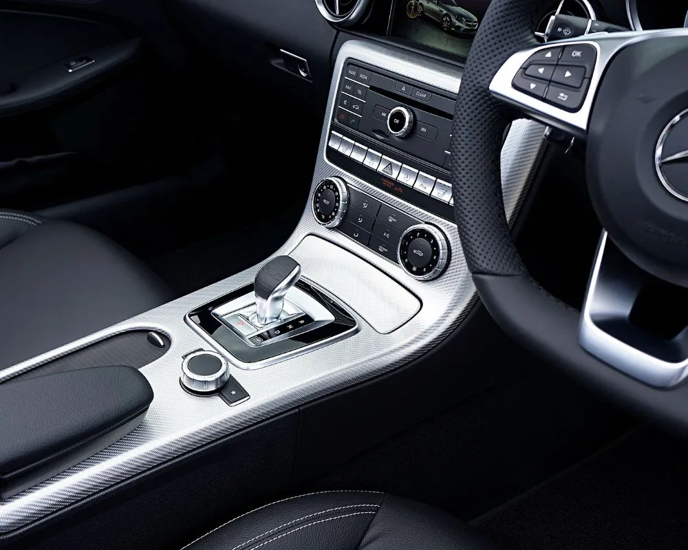 Photo de l'intérieur d'une voiture de luxe pour illustrer nos services de financement de voiture neuves ou d'occasion